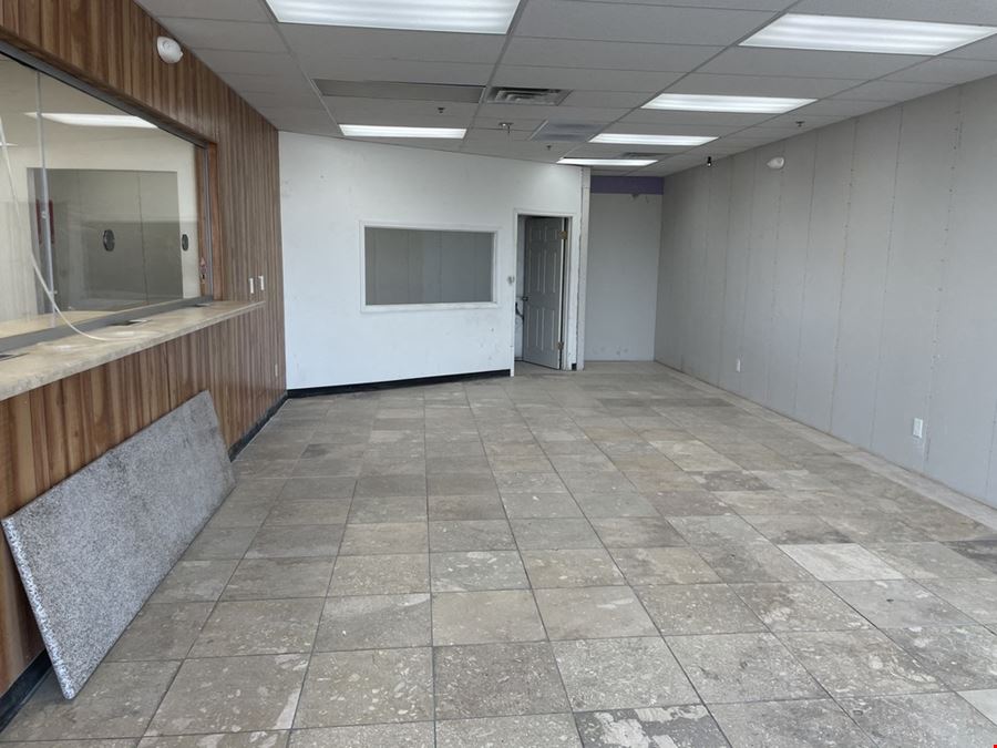 Retail property in Phoenix, AZ