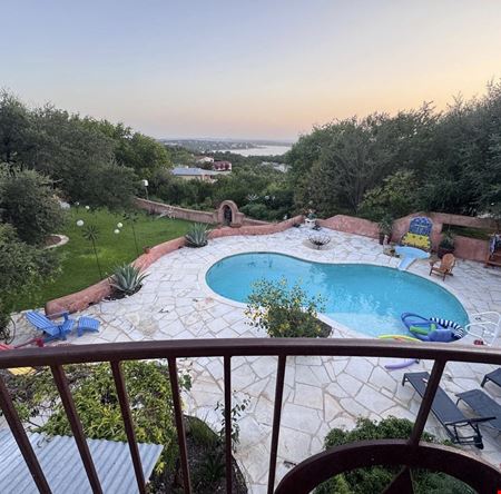 SANTA FE-STYLE LAKE TRAVIS HAVEN