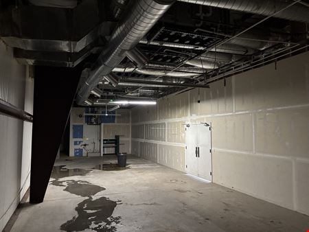 9,000+-sf retail showroom in Socorro