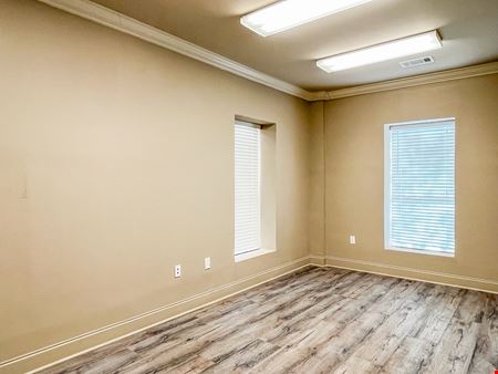 Spacious Office-Warehouse Suites ±0.4 Mile from I-12