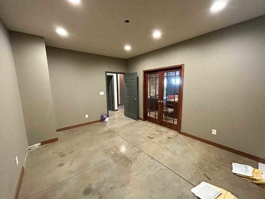 FOR LEASE: 3,250 SF OFFICE/WAREHOUSE