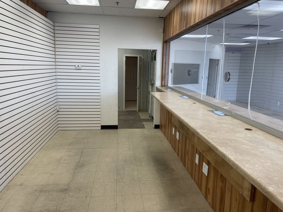 Retail property in Phoenix, AZ
