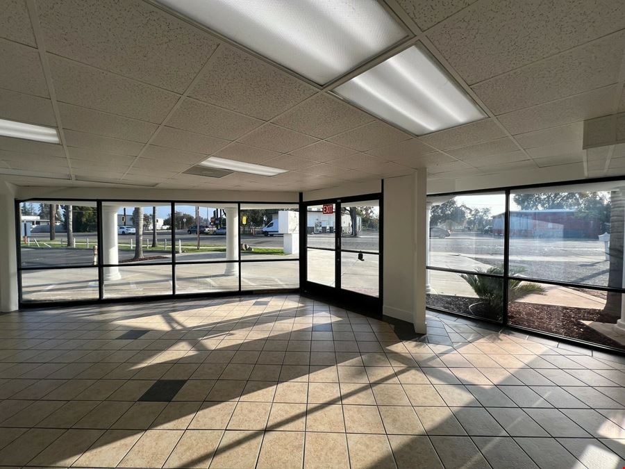 1444 E Mineral King Ave