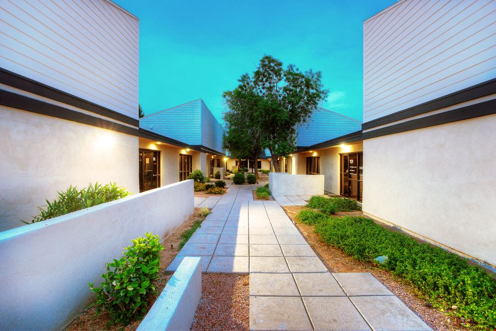 1, 51 W Elliot Rd