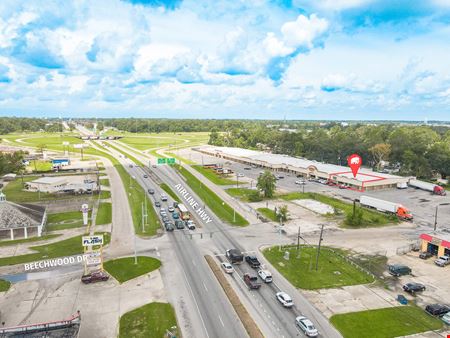 3 Retail Suites Available in Airline Hwy Strip Center