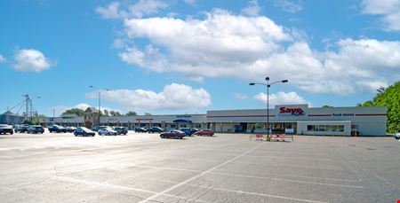 Retail space for Rent at Woodford Plaza in Versailles