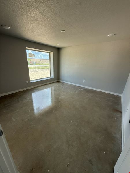 7990 Old Bastrop Rd - D&R Business Complex