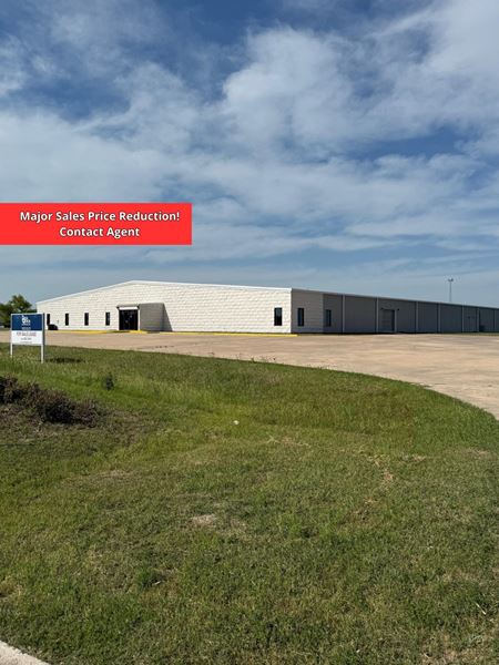 Commercial space at 1008 SW Carlos G Parker Blvd in Taylor
