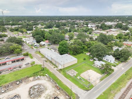Flexible Showroom / Warehouse Property ±9 Min from Hwy 90