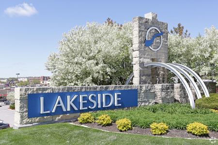 Retail space for Rent at Lakeside Plaza in Omaha