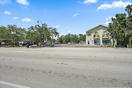 925 Tamiami Trl S