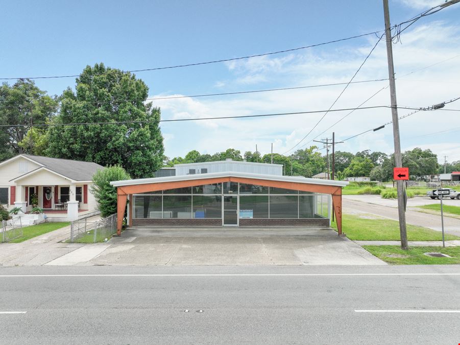 Flexible Showroom / Warehouse Property ±9 Min from Hwy 90