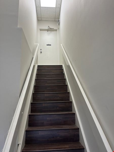 High-Visibility End-Cap Office