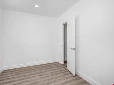 Prime Fully Remodeled Blackstone Ave Space: Move-In Ready