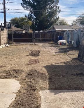 Freestanding Building with Fenced Yard
