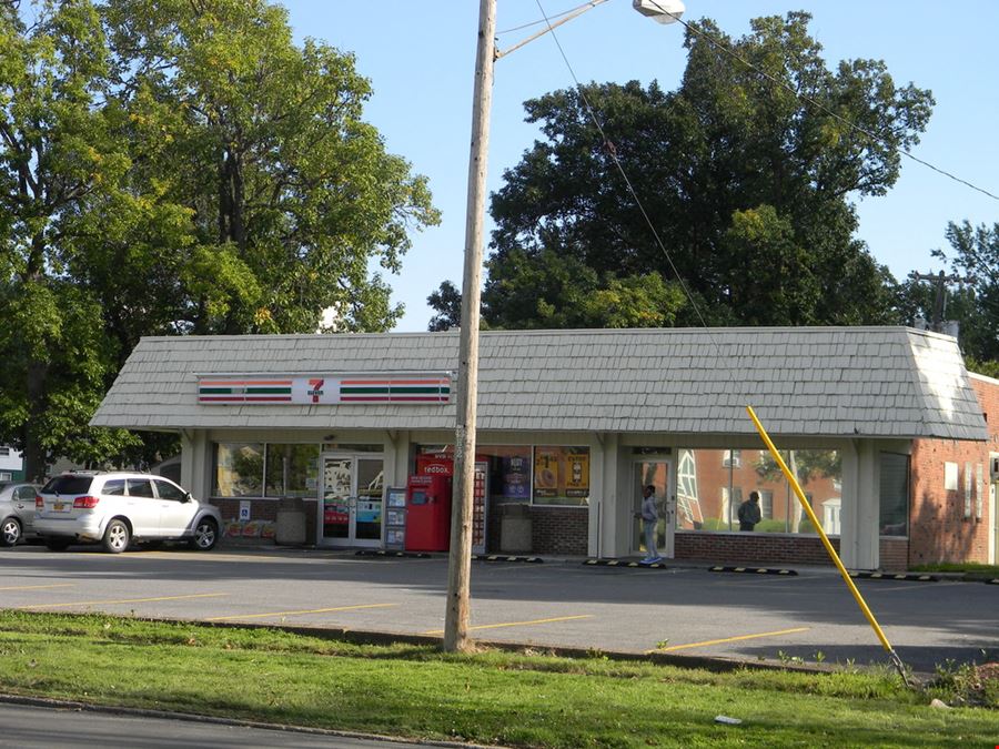 1,300+/- SF RETAIL SPACE