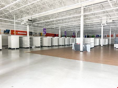 Oak Park Shopping Center: Highly-Visible Retail Suites for Lease