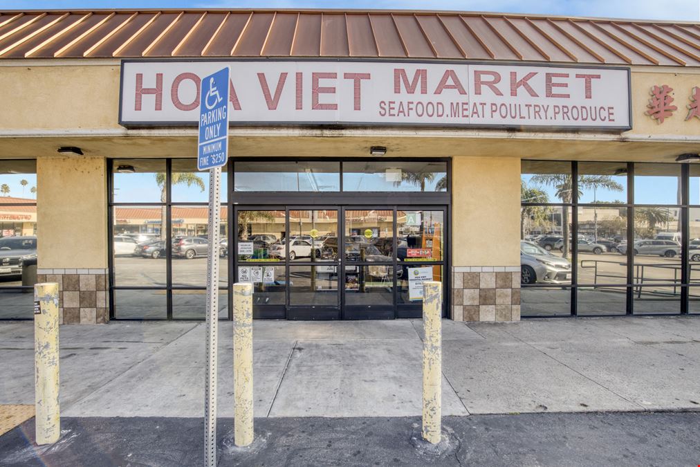 Hoa Viet Market
