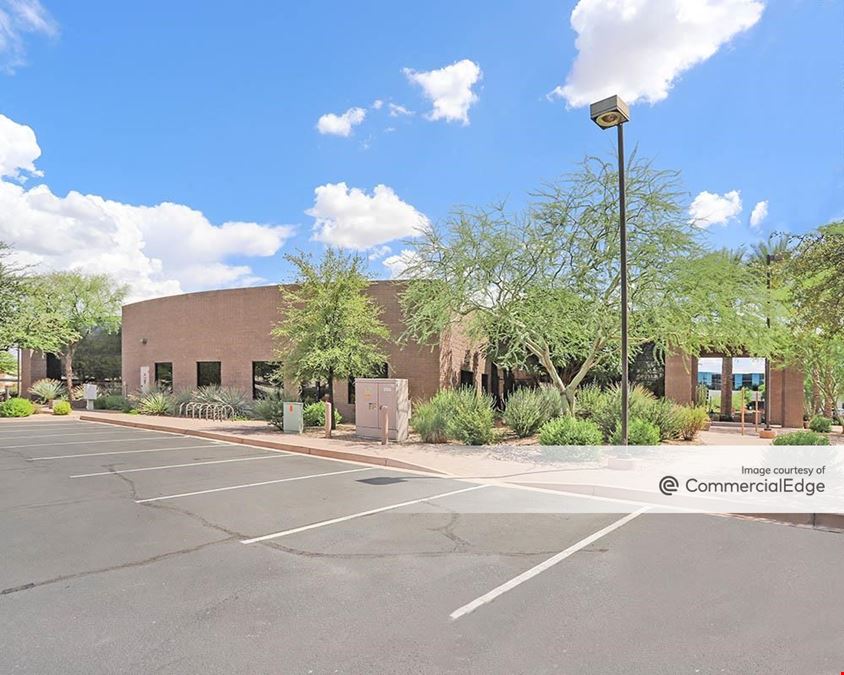 850 & 858 West Elliot Road