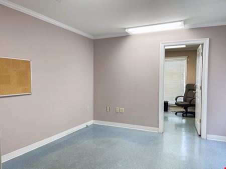 ±2,400 SF Office Warehouse with Gated Yard Near Airline Hwy