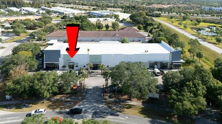 Retail space for Rent at 1,000 SQFT of FLEXIBLE space Current Buildout is Showroom with Office. in Stuart