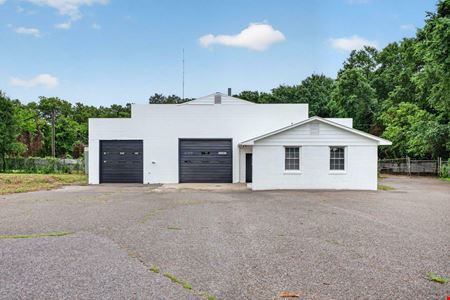 11,266 SF Industrial Service Facility | 7 Bay Doors | ¾ Acre Fenced Yard