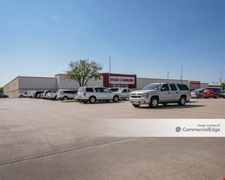 Retail space for Rent at Plaza Garland in Garland