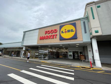 Retail space for Rent at Glen Oaks Shopping Center | 25501-25927 Union Tpke in Glen Oaks