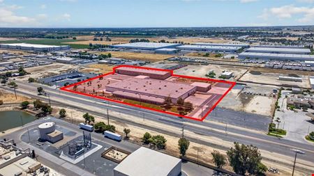 Industrial Manufacturing/Distribution Building w/ Multiple Docks
