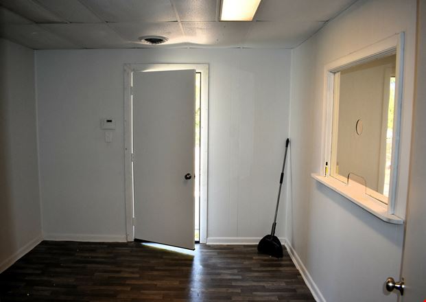 859 Clayton St. - 8,121 SF Warehouse & 1,800 SF Office 1/2 mile to Exit 172, I-65