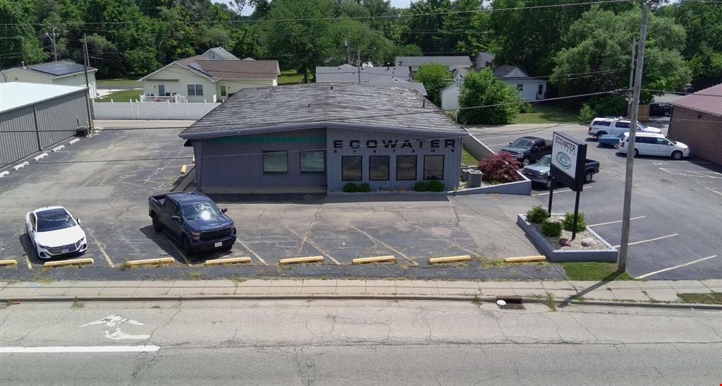 502 E War Memorial