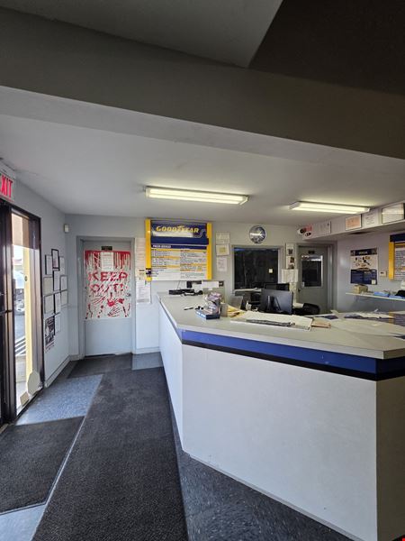 2,900+/- Square Foot Retail / Flex Building
