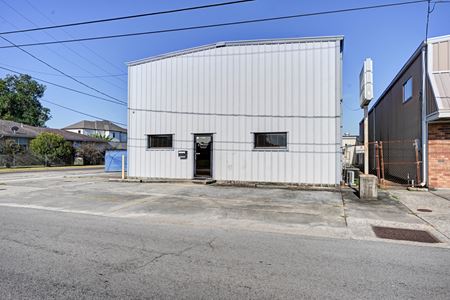 Commercial space at Office/Warehouse Building Available in Arabi