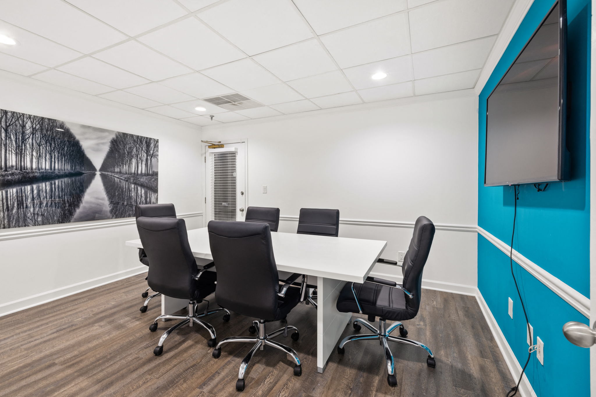 Modern Second-Floor Office Suite in Roswell