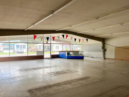 Flexible Showroom / Warehouse Property ±9 Min from Hwy 90