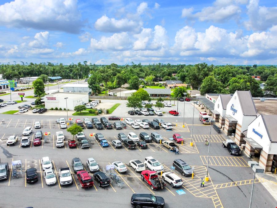 Sulphur Plaza: Endcap and Inline Suites in Kroger-Anchored Center