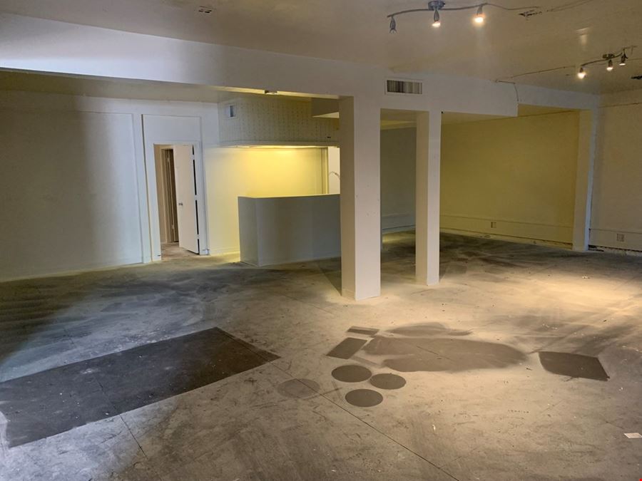 Retail property in Phoenix, AZ
