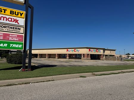 Retail space for Rent at RETAIL SPACE AVAILABLE WITH KELLOGG FRONTAGE in Wichita