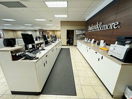 15,763 SF Retail Showroom & Warehouse Facility on US Hwy 301