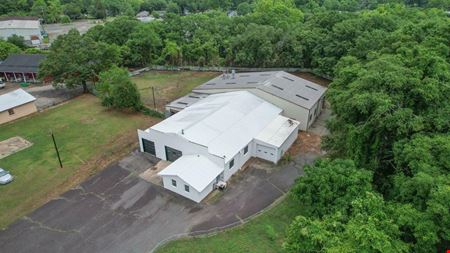 11,266 SF Industrial Service Facility | 7 Bay Doors | ¾ Acre Fenced Yard