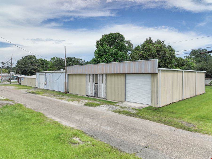 Flexible Showroom / Warehouse Property ±9 Min from Hwy 90