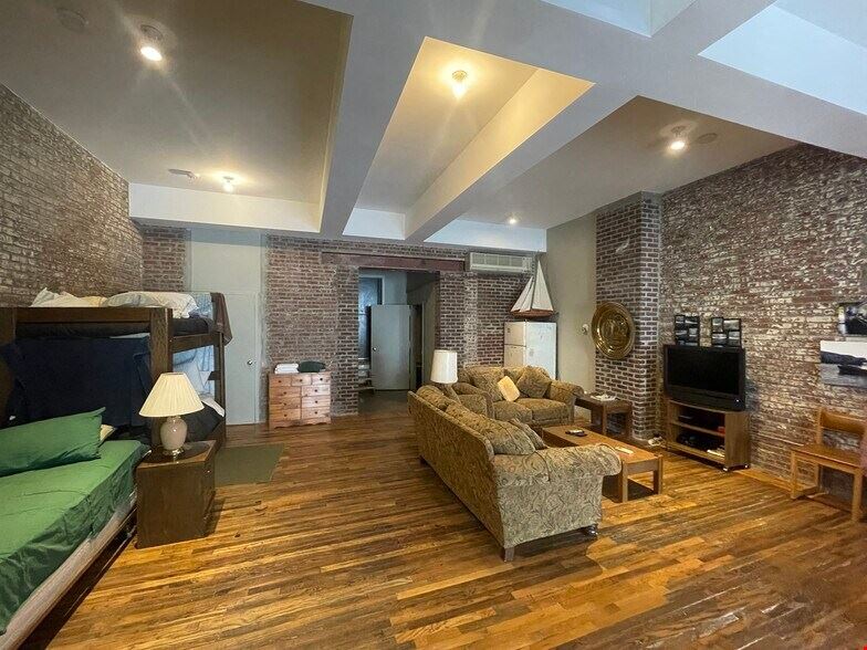 2 Bashford St