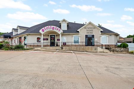 Commercial space at 1001  Glade Road in Colleyville