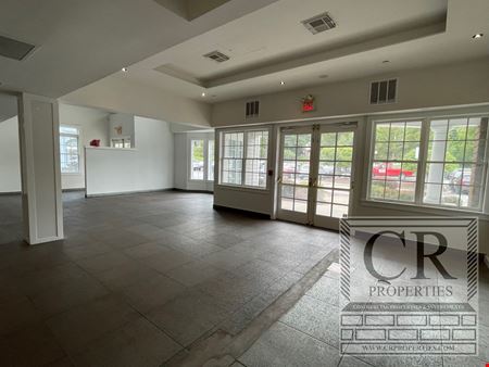 Arlington Square For Lease: 2,400 SF