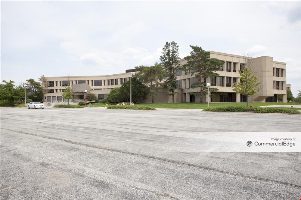 Kemper Lakes Business Center - One Corporate Drive