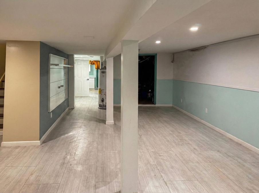 1,300 SF | 1143 Fulton Street | Retail Space with Glass Frontage & Basement for Lease