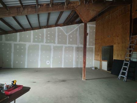 10176 New York 60 - 4,000+/- SF Office Space on 3+/- Acres & 9,000+/- Warehouse Space on 8+/- Acres