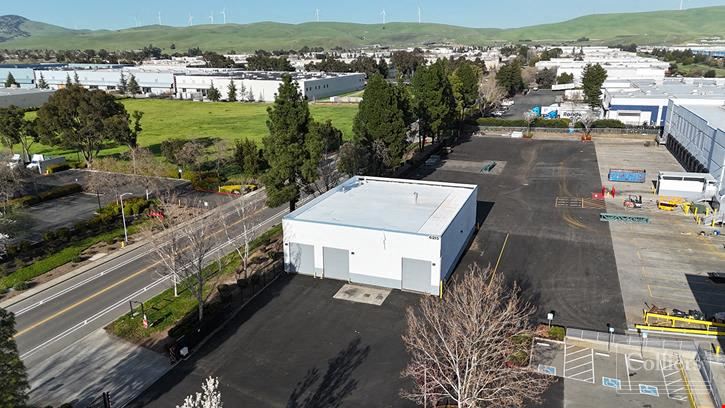 LIGHT INDUSTRIAL SPACE FOR SUBLEASE