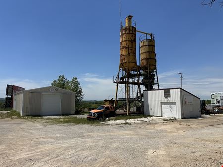 5,040 SF Warehouse & Contractor Yard for Lease with 2.42 Acres on Highway 65