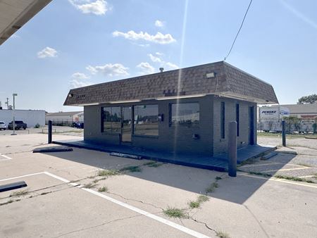 RETAIL/OFFICE NEAR SENECA & I-235